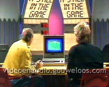 Its All in the Game (19851022) - Jan Keizer Speelt Computervoetbal tegen Frank Boeijen.jpg